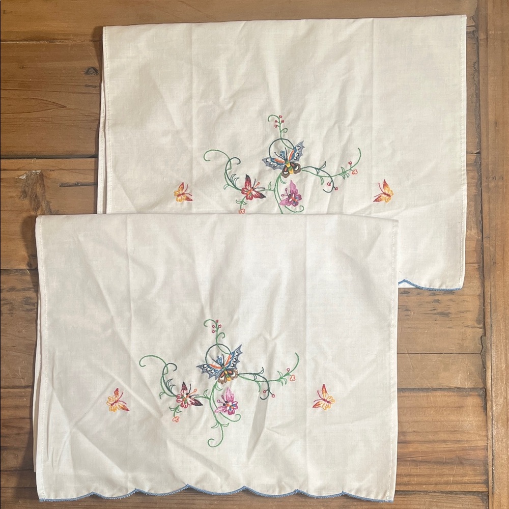 Vtg Cottage Core  Embroidered Floral Napkins with butterflies and greenery